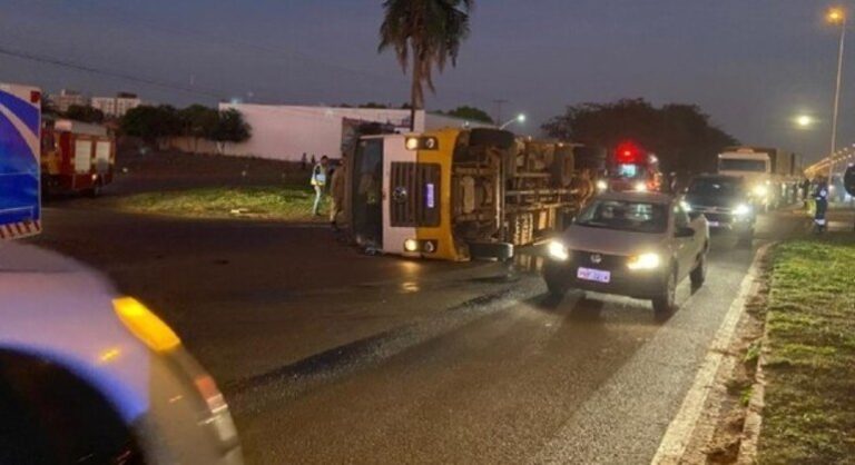 Passageiro fica ferido após caminhão tombar na MS-306