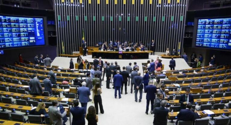 PEC que estabelece piso salarial nacional para enfermeiros é aprovada na Câmara