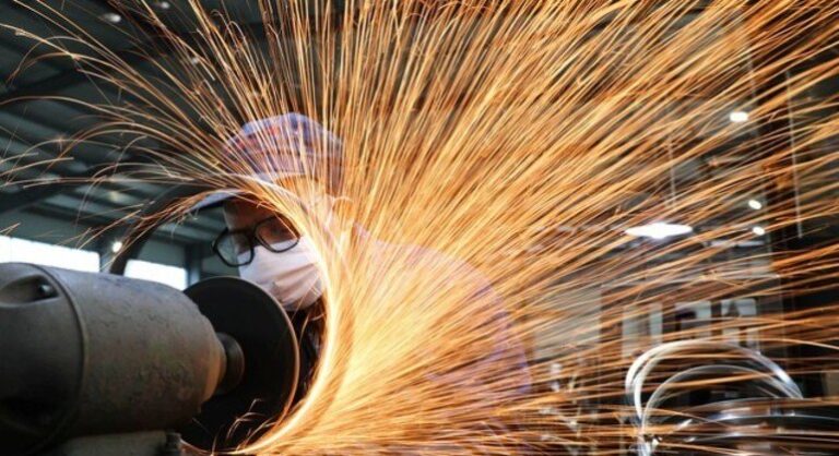 Produção industrial cresce 0,3% de abril para maio