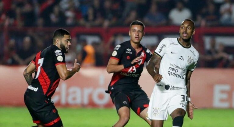 Raul Gustavo sente o adutor da coxa direita e preocupa o Corinthians em sequência decisiva