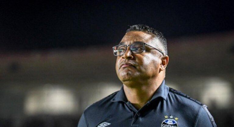 Roger Machado dá atenção a troca de passes em treino do Grêmio