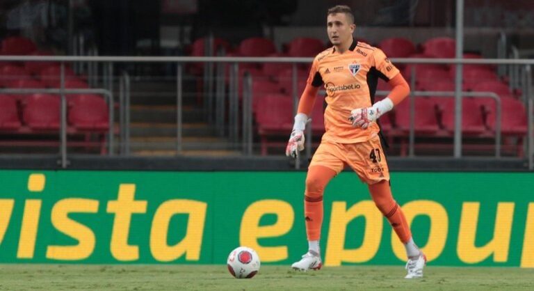 Rogério Ceni contrariado. Vaza a fratura na vértebra de Jandrei. Há desespero por novo goleiro. Não há confiança em Thiago Couto