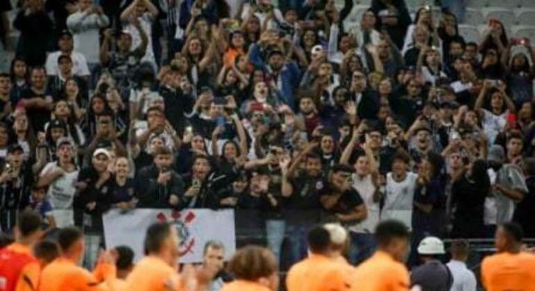 Sem organizadas, veja como foi o comportamento da torcida do Corinthians em treino aberto