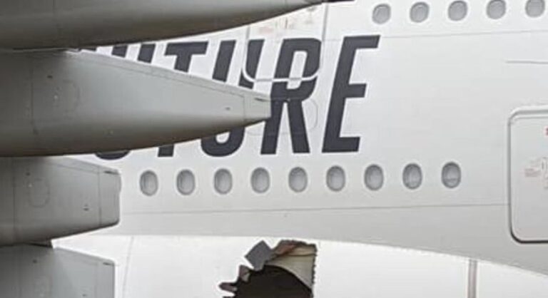 Superjumbo da Emirates pousa com grande buraco na fuselagem