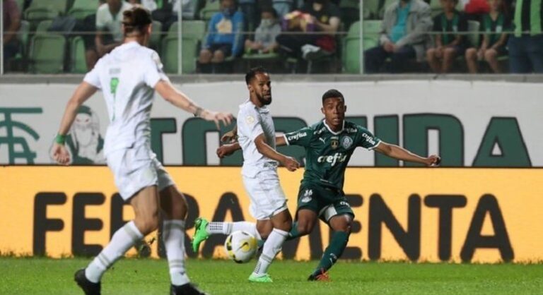Titular em vitória do Palmeiras, Vanderlan admite jogar no sacrifício: ‘Sei o que é vestir essa camisa’