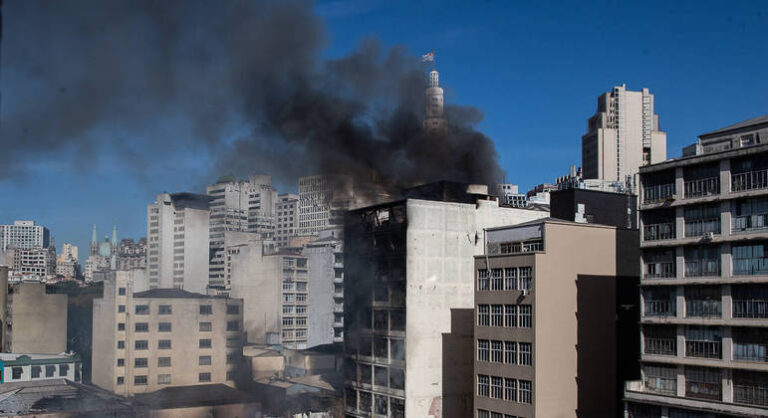 Trabalho de combate às chamas entra no 3º dia e prédio no centro de São Paulo pode desabar