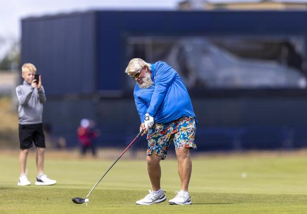 ‘Um maluco no golfe’: veterano esbanja estilo em torneios