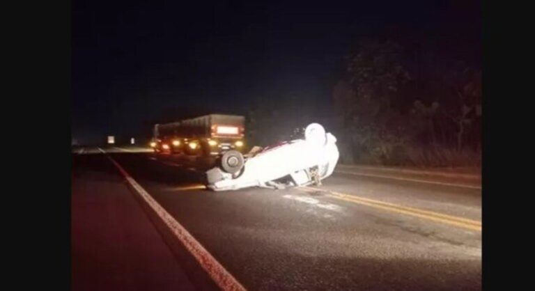Veículo capota após bater em anta na BR-163
