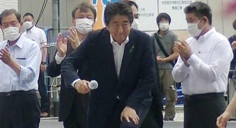 Vídeo mostra momento em que ex-premiê japonês é morto pelas costas