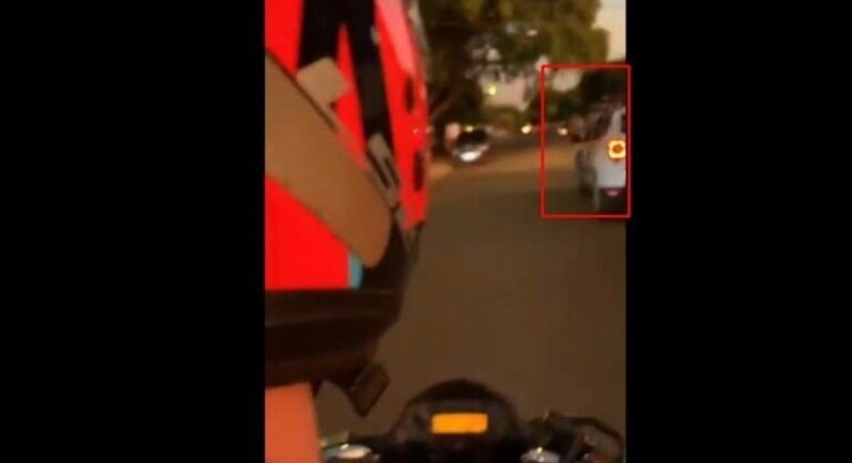 Vídeo postado na internet mostra jovem empinando moto ao lado de viatura