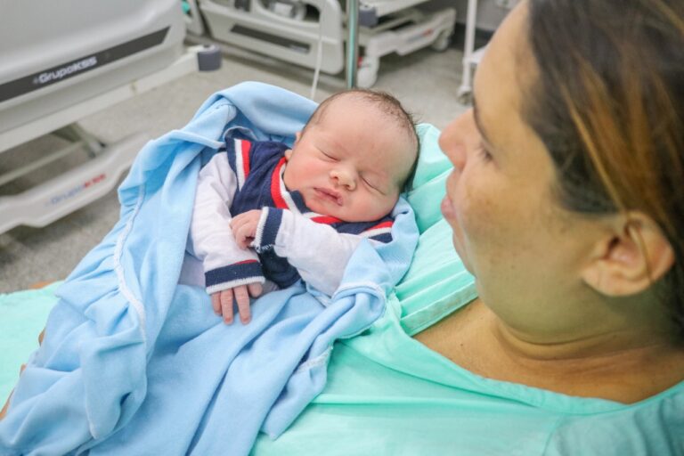 Primeiro  bebezinho canedense nasce após reabertura da Maternidade