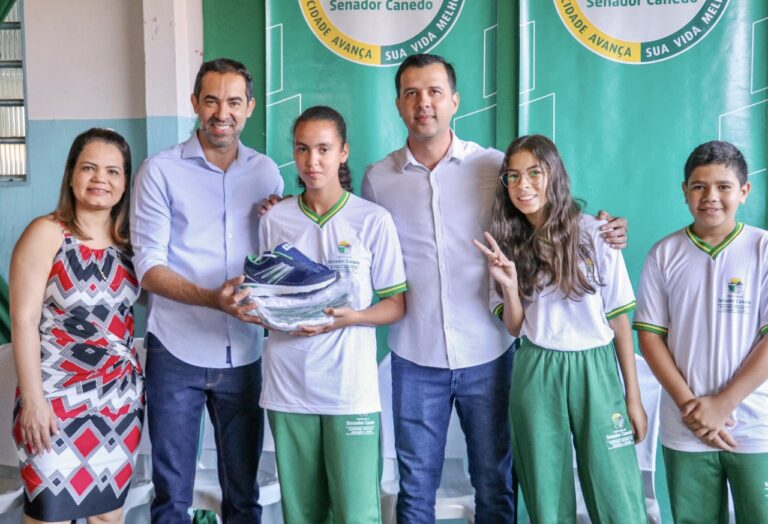 Senador Canedo   entrega  uniformes completos para todos os alunos da rede municipal