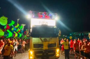 Daniela Mercury cola boneco 'patriota' na frente de caminhão e ri de bolsonarista