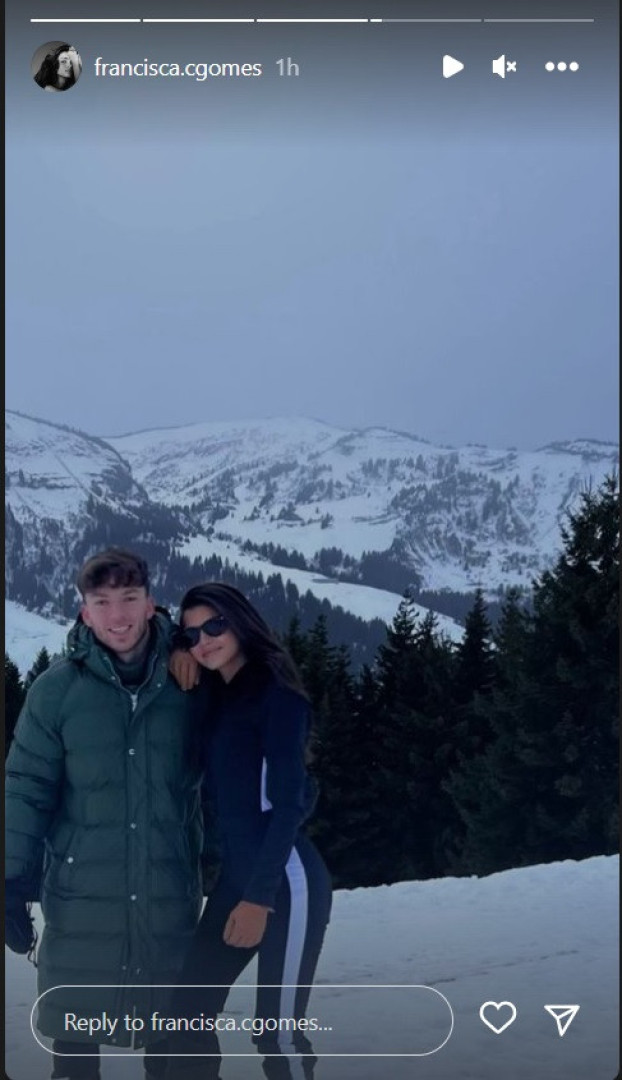 Filha de Maria Cerqueira Gomes posa com namorado em foto única