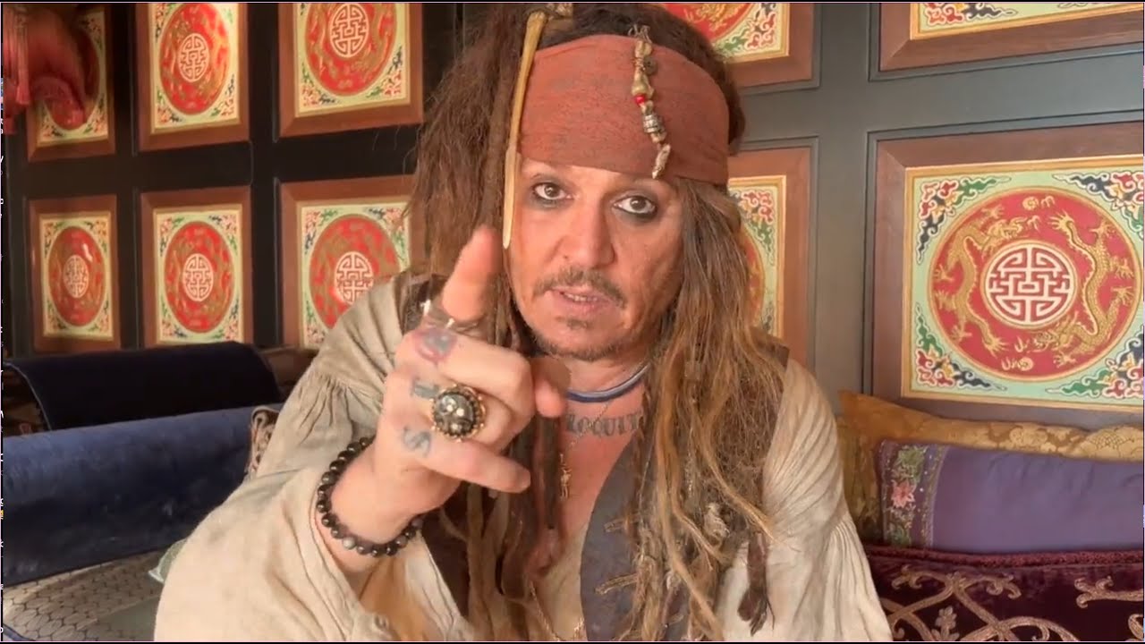 Johnny Depp ajuda fã doente e volta a dar vida a Jack Sparrow