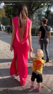 Acompanhada pelo filho, Emily Ratajkowski destaca-se com look ousado