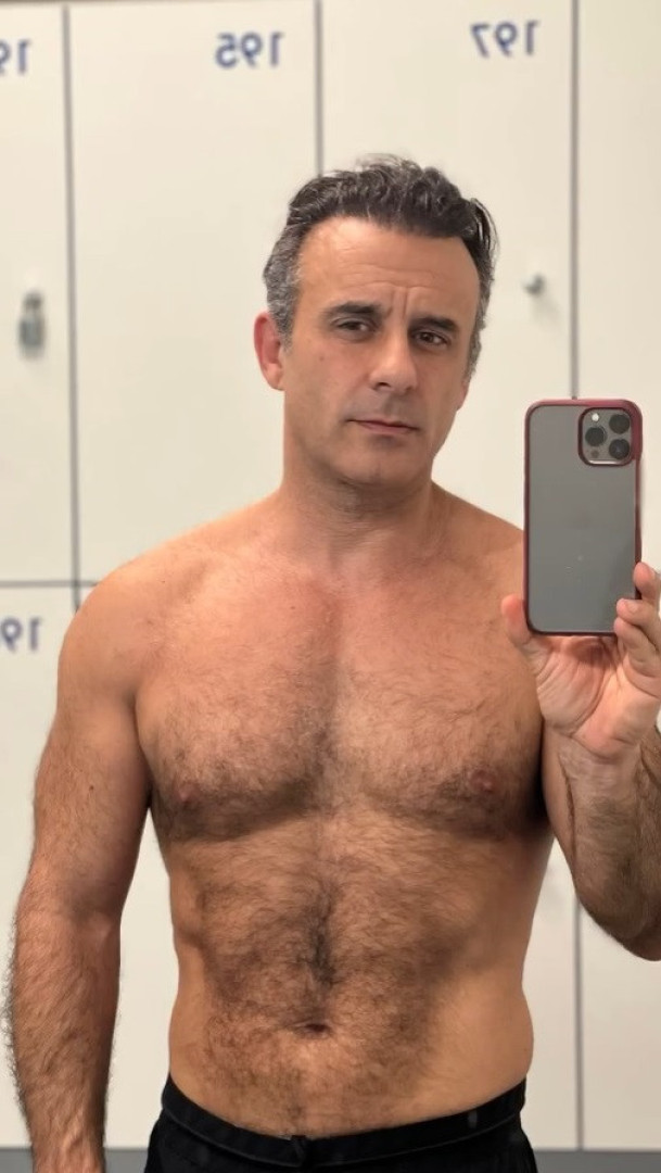 Aos 48 anos, Rui Unas impressiona ao aparecer em tronco nu