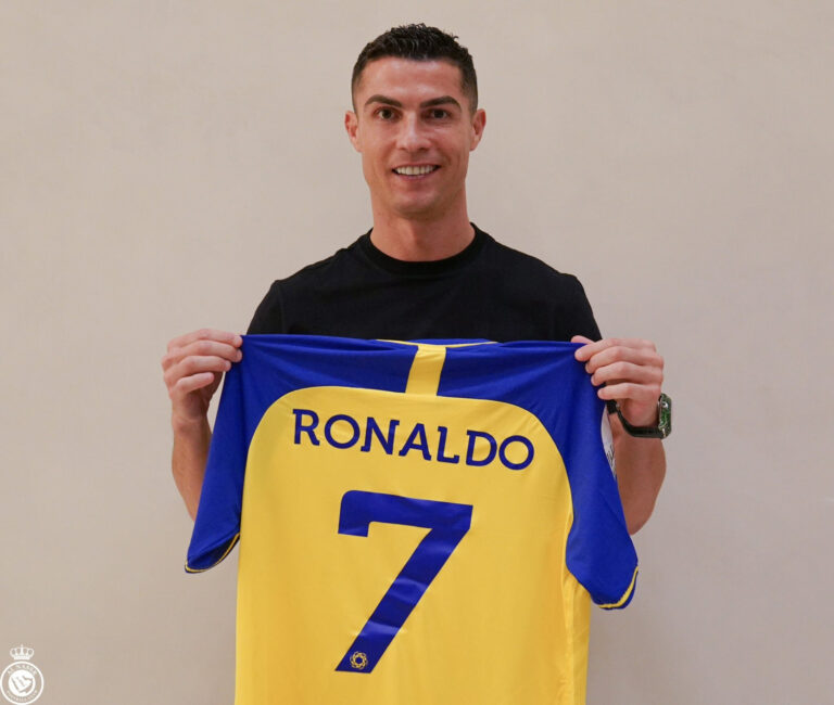 Cristiano Ronaldo presenteado com relógio que custa 700 mil euros