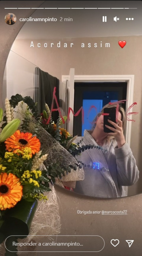 Marco Costa presenteia a namorada com 'miminho' surpresa ao acordar