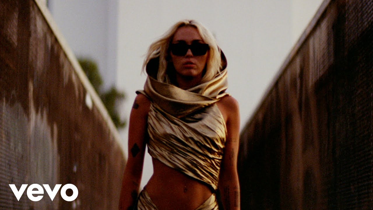 "Não queria deixar-te". Música de Miley Cyrus com recado para ex-marido?