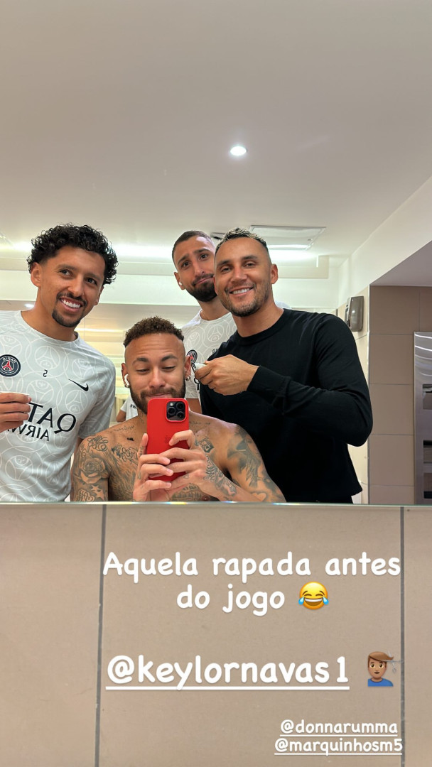 Neymar mostra-se a cortar o cabelo antes de jogo com Paris Saint-Germain