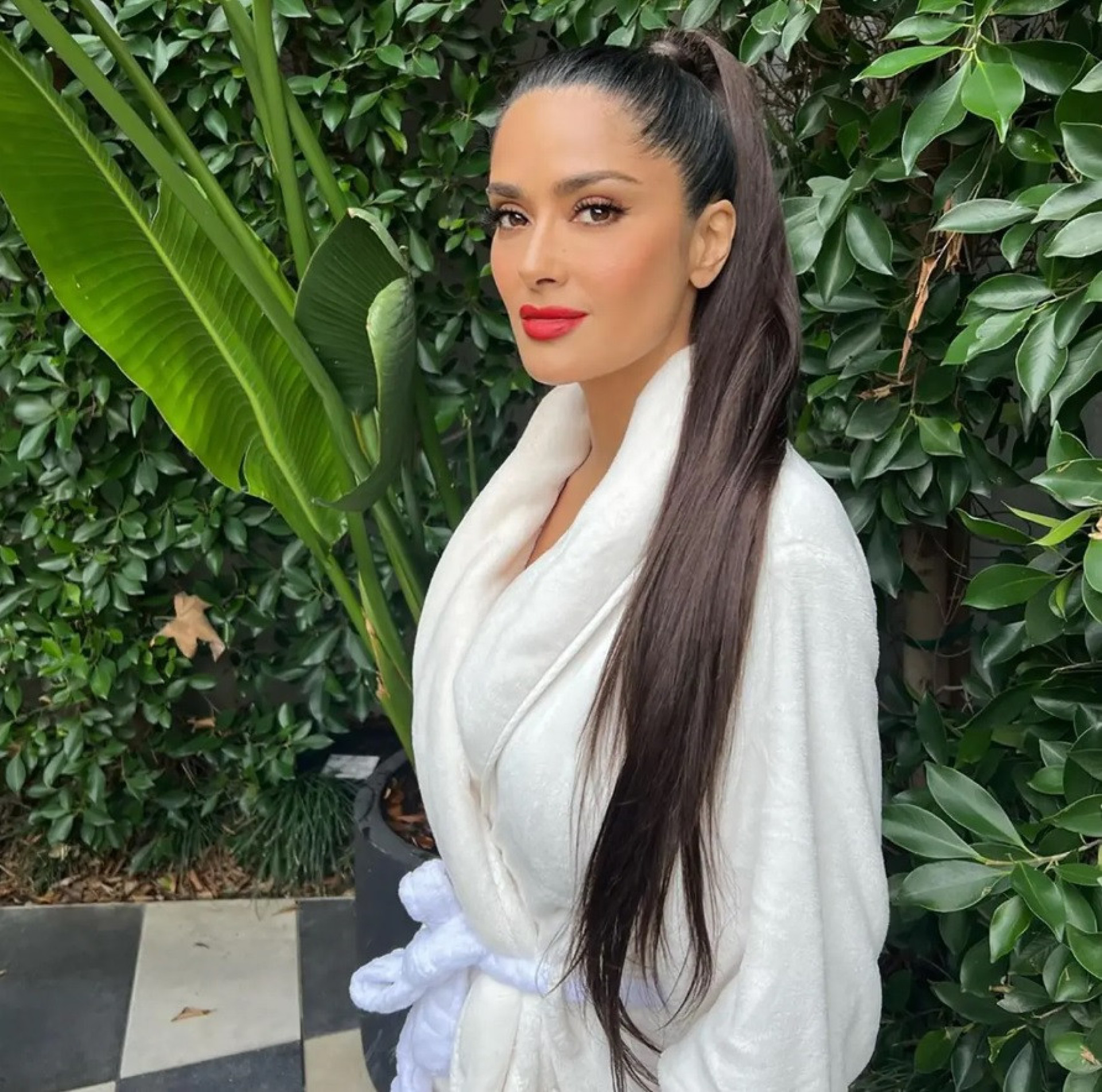 Ninguém diria que tem 56 anos! Salma Hayek impressiona com nova foto