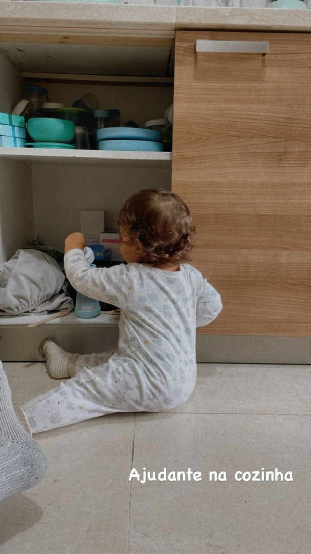 Nova foto: Filho de Sara Matos já ajuda a (des)arrumar a cozinha