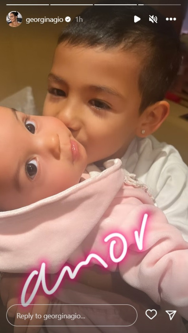 Que ternura! Filho de Ronaldo dá beijoca à irmã mais nova