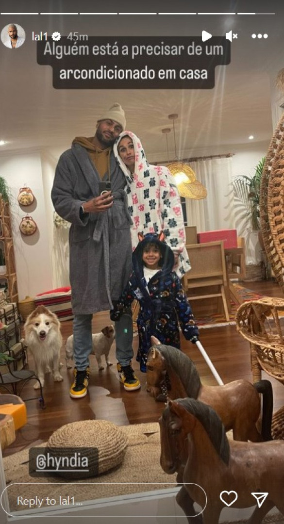 Rita Pereira, namorado e filho agasalhados 'até às orelhas' em casa