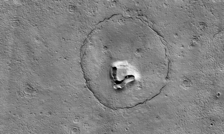 Será um urso? Sonda capta imagem curiosa da superfície de Marte
