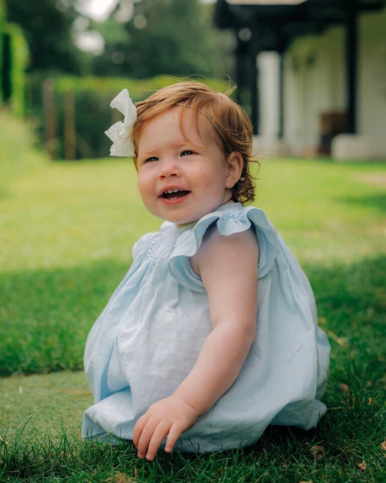 Filho de princesa Eugenie é a ‘cara chapada’ da filha do príncipe Harry