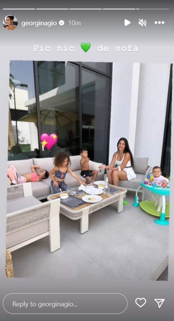 Georgina Rodríguez faz piquenique com os filhos... no sofá