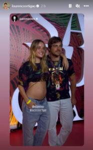 Grávida pela 1.ª vez, Kelly Bailey deixa 'barriguinha' à mostra em evento