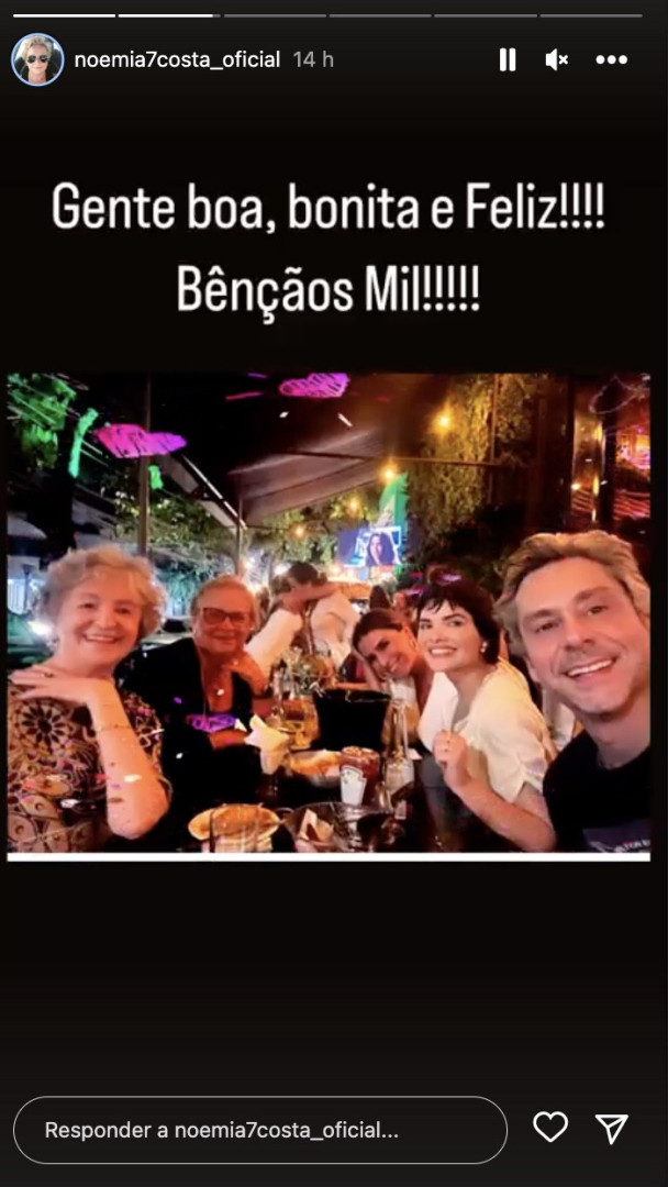 No Brasil, Noémia Costa mostra-se em jantar com atores bem conhecidos