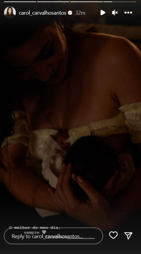 Carolina Carvalho a amamentar o filho. Eis o (bonito) retrato