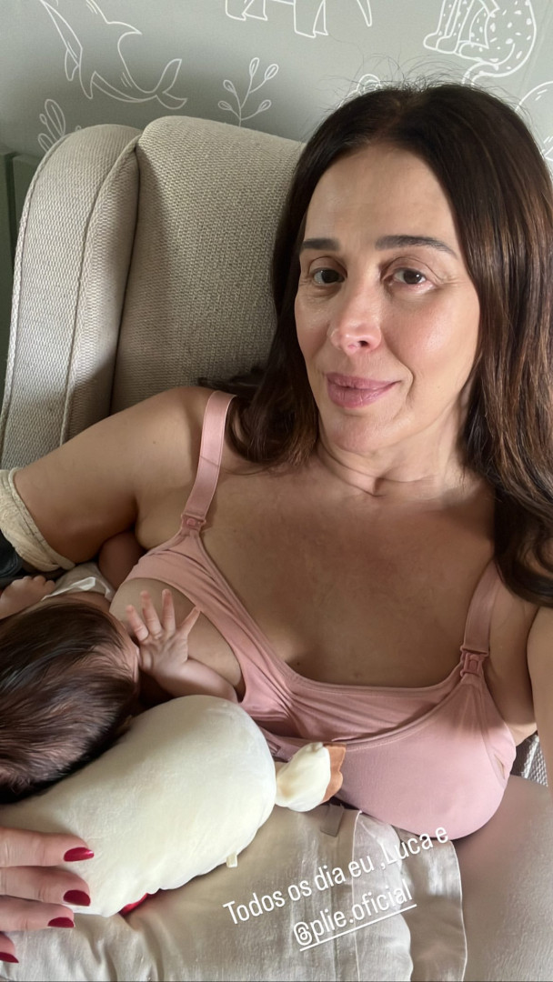 Cláudia Raia mostra-se a amamentar o filho Luca
