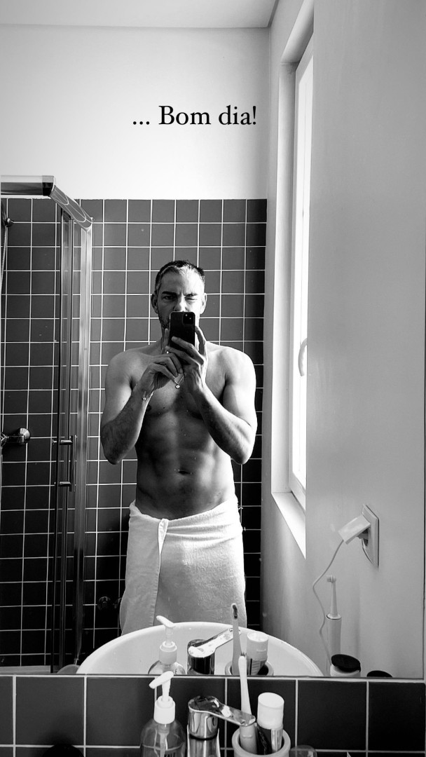 Cláudio Ramos espalha sensualidade ao posar só de toalha