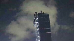 Concerto dos Slipknot interrompido após fã trepar estrutura do palco