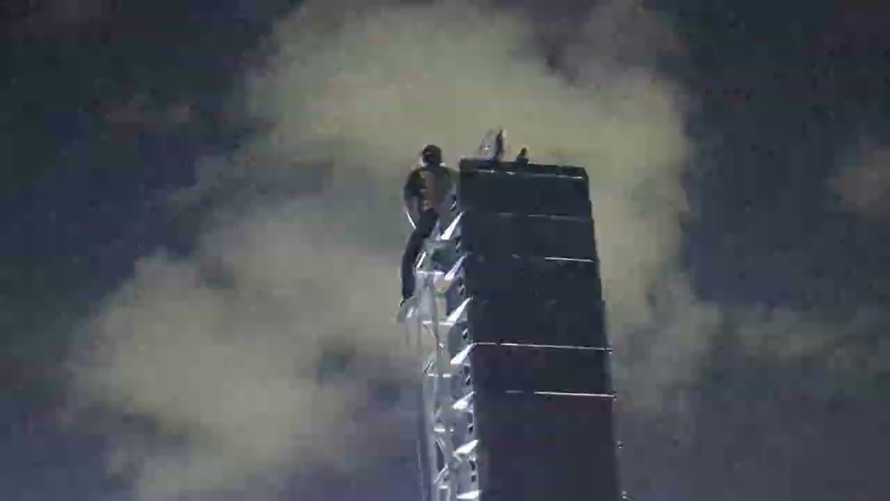 Concerto dos Slipknot interrompido após fã trepar estrutura do palco