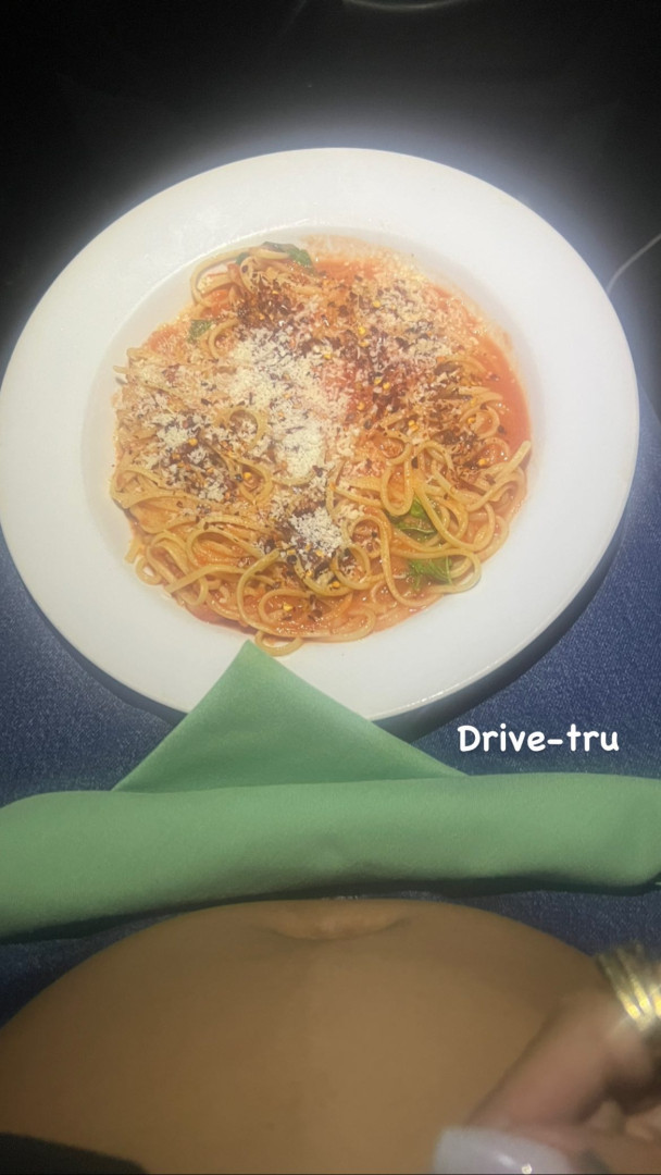 Desejos de grávida Descalça no carro, Rihanna comeu por 2 (e há fotos)