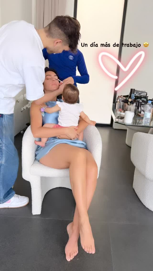 Georgina mostra-se "em mais um dia de trabalho" com a filha bebé ao colo