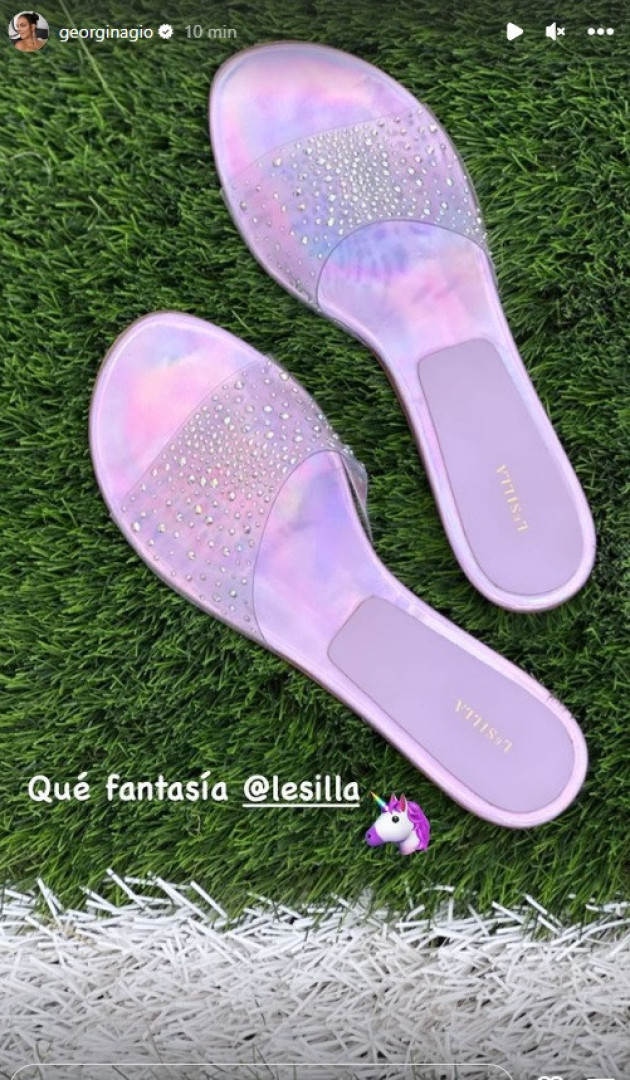 Georgina Rodríguez destaca sandálias (chinelos) de mais de 600 euros
