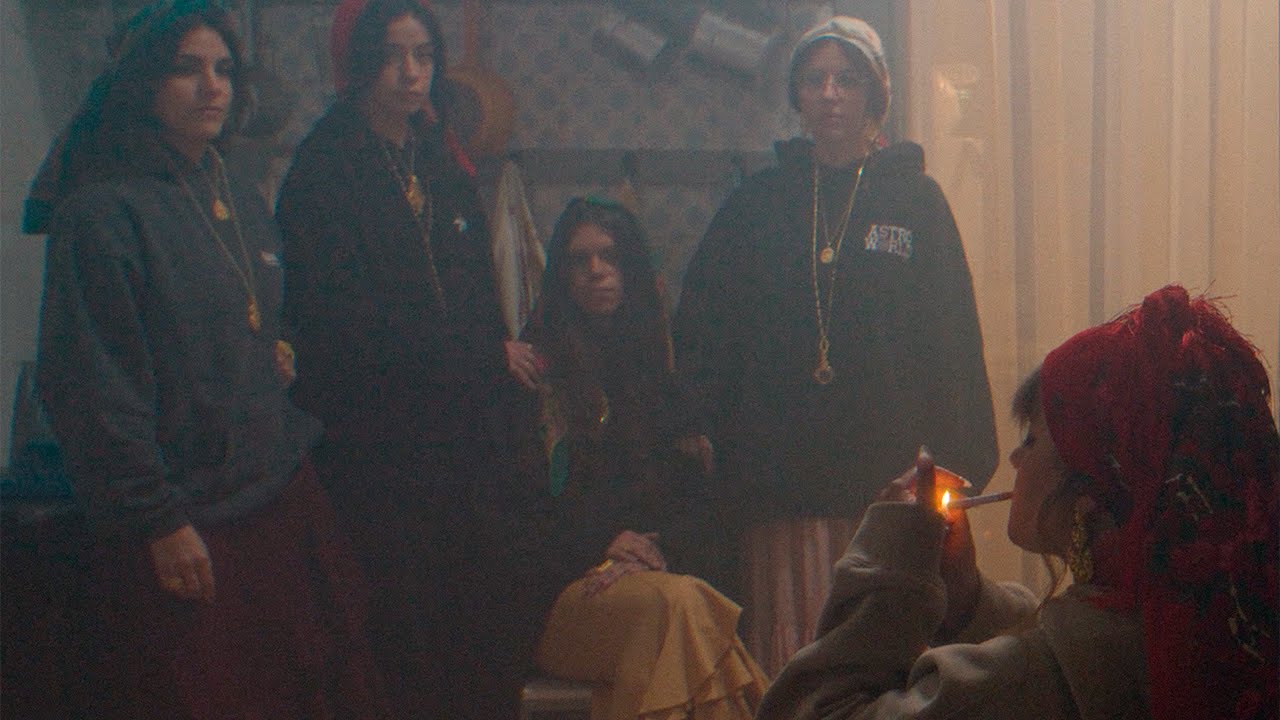 Instituição de idosos recria videoclipe de Deslandes. Cantora reage