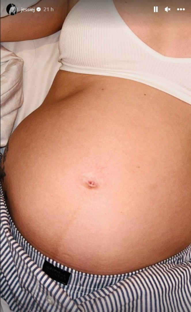 Jessie J exibe (enorme) barriga de grávida