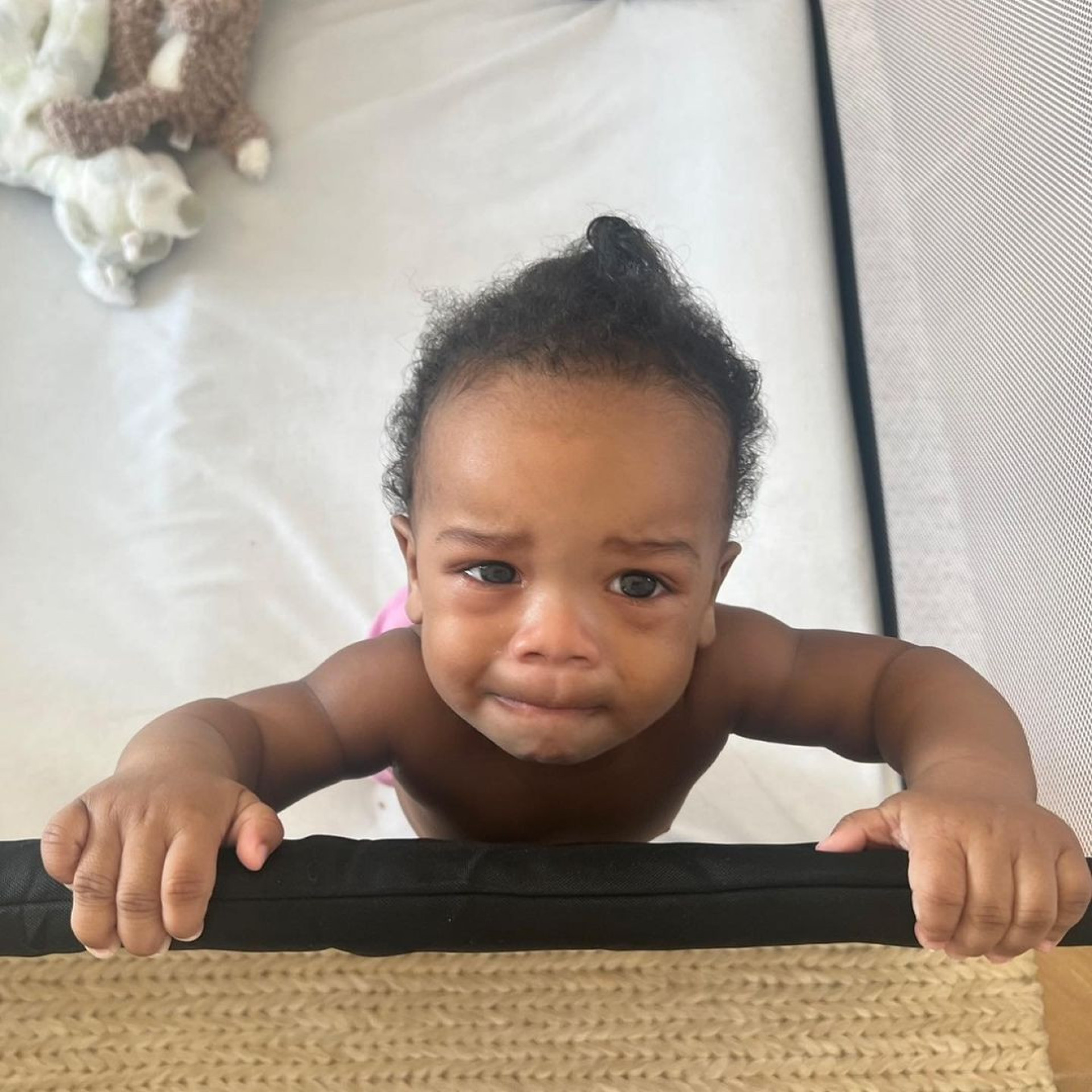 Rihanna mostra raras fotos e vídeo 'pessoal' com o filho bebé em casa