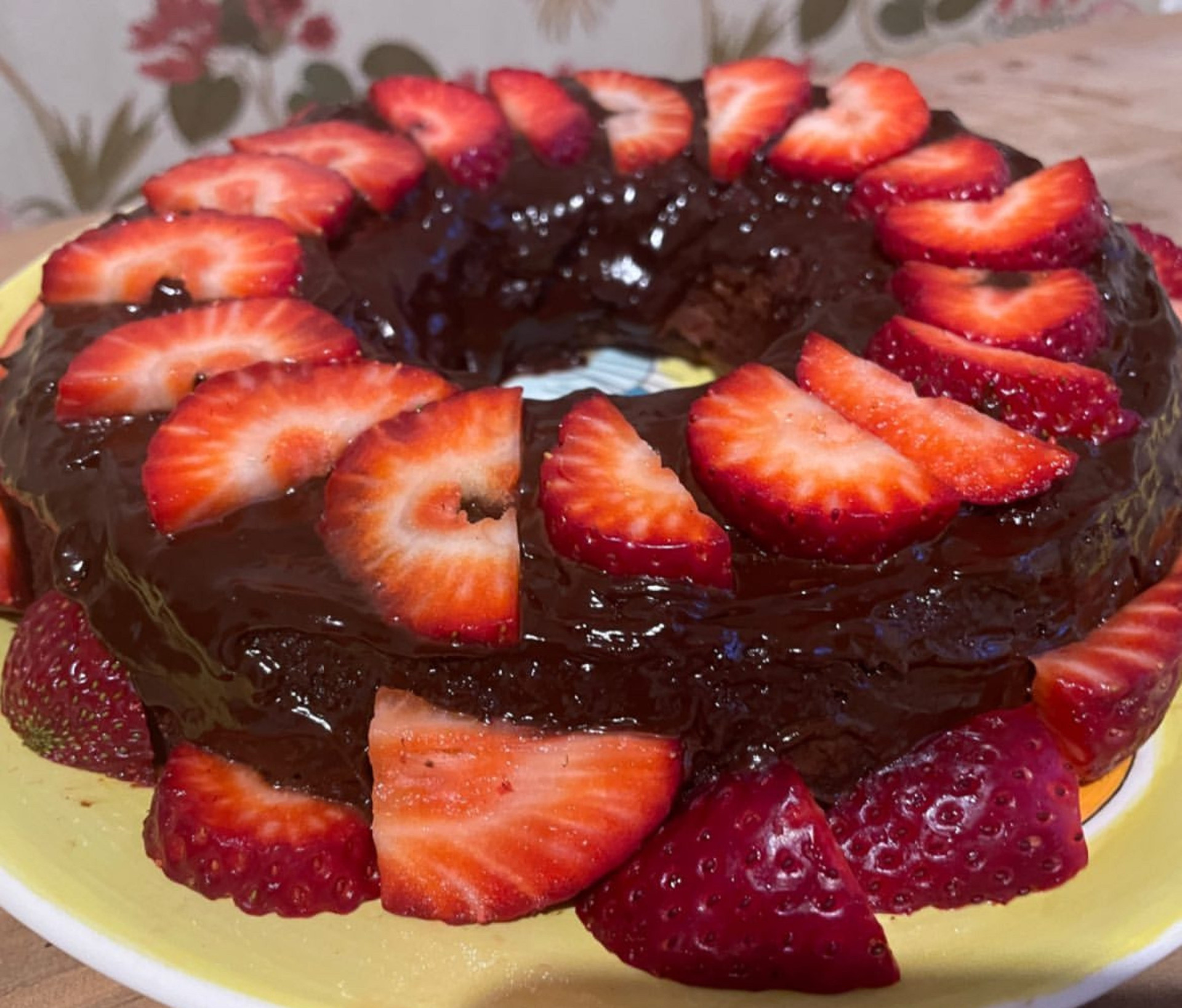 Ana Galvão faz bolo de chocolate vegan. A reação e opinião das colegas