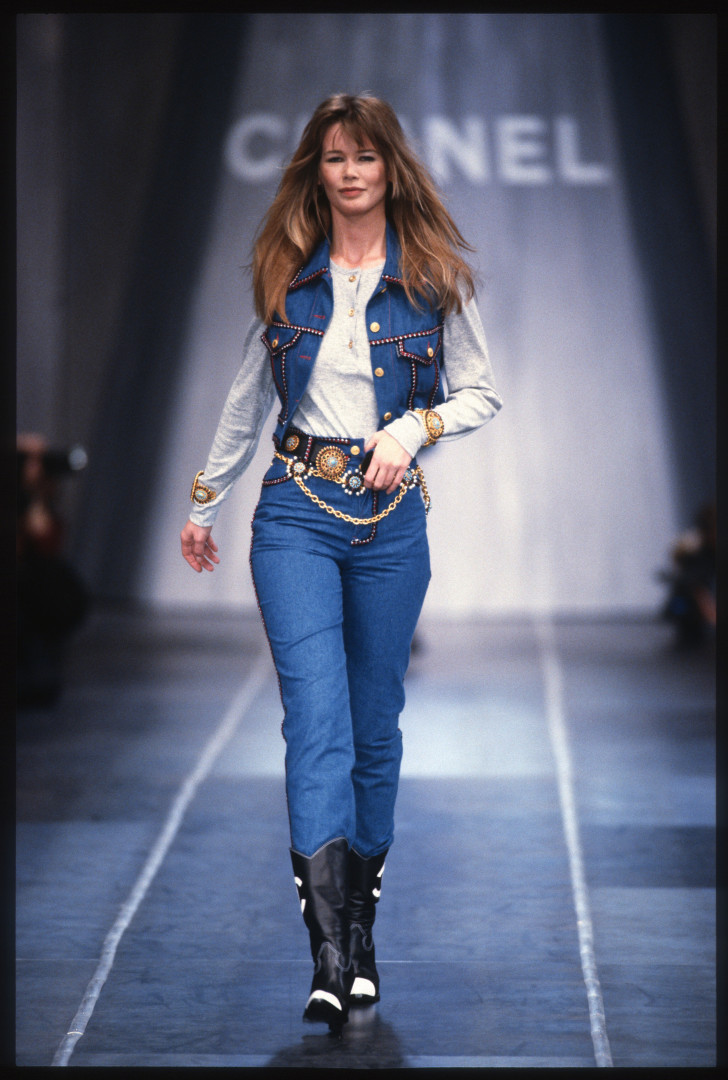 Aos 52 anos, Claudia Schiffer usa os mesmos jeans Chanel de há 30 anos