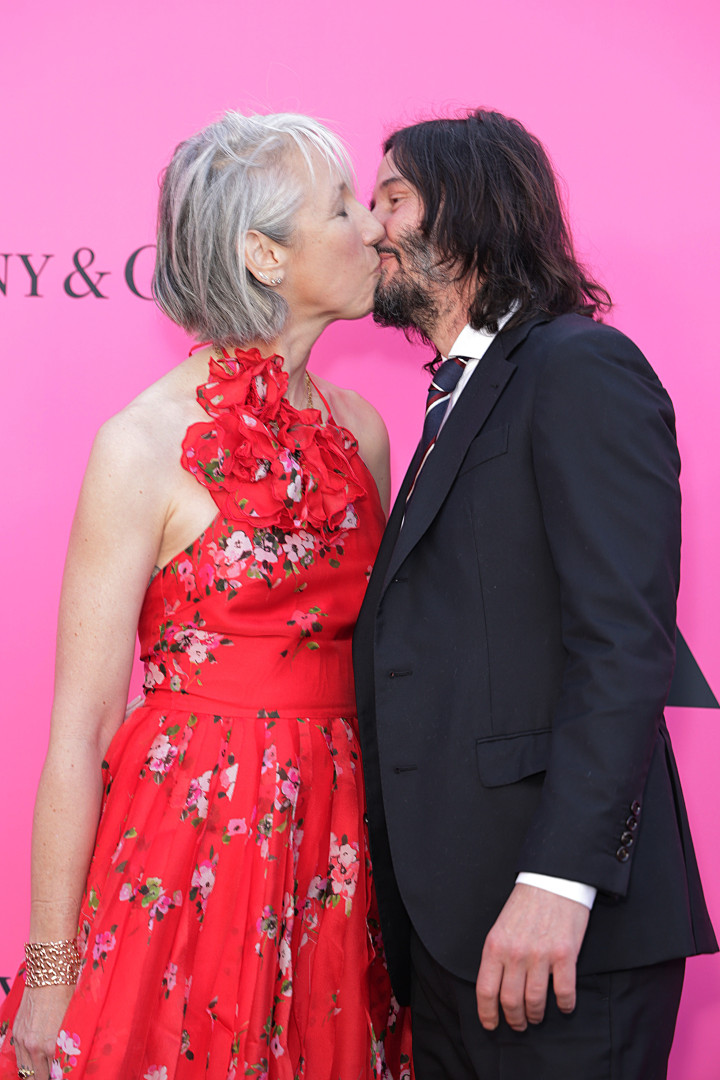 Beijo de olhos abertos? Foto de Keanu Reeves com a namorada cria polémica