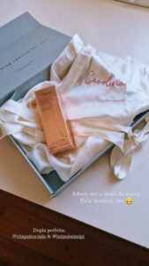 Carolina Patrocínio mostra kit para o casamento da irmã