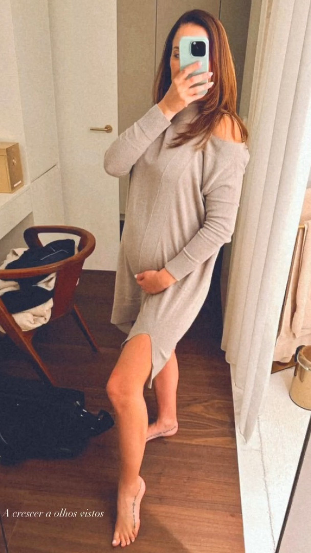 Dânia Neto encanta ao exibir barriguinha de grávida